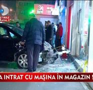 DRAGOSTE CU NABADAI. Un barbat a intrat cu masina in vitrina unui magazin, furios ca sotia nu vorbeste cu el VIDEO